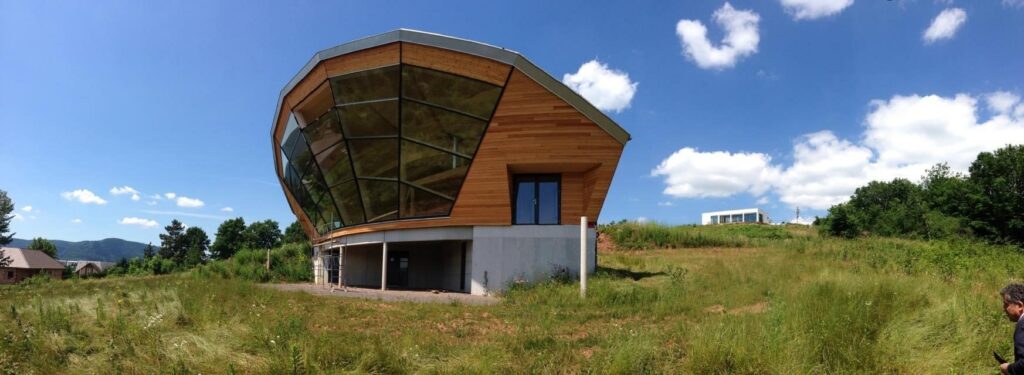 heliodome-construction-biologique-bois-toit-vegetalise