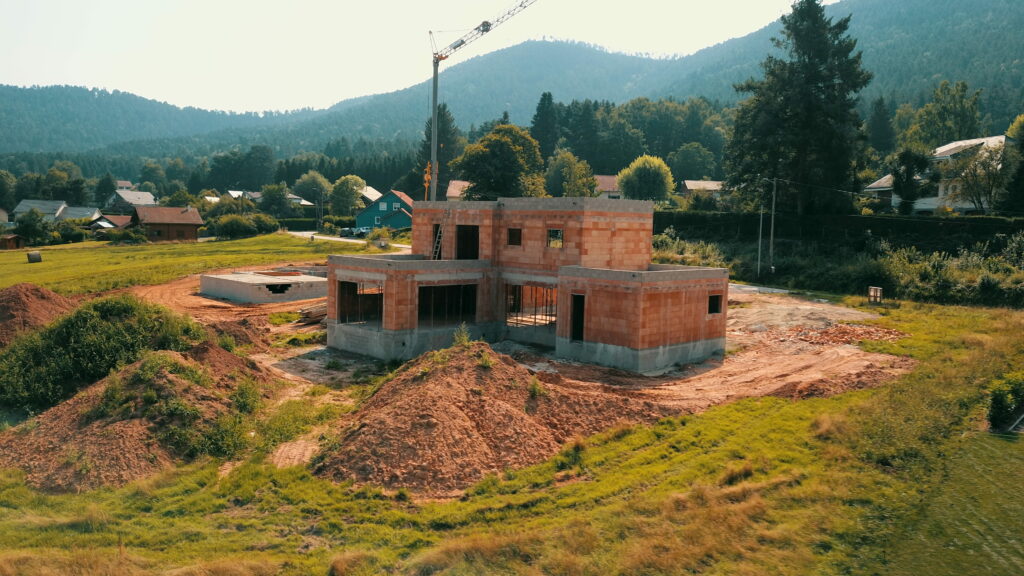 Vue d'ensemble d’une seconde maison en construction sur le même chantier