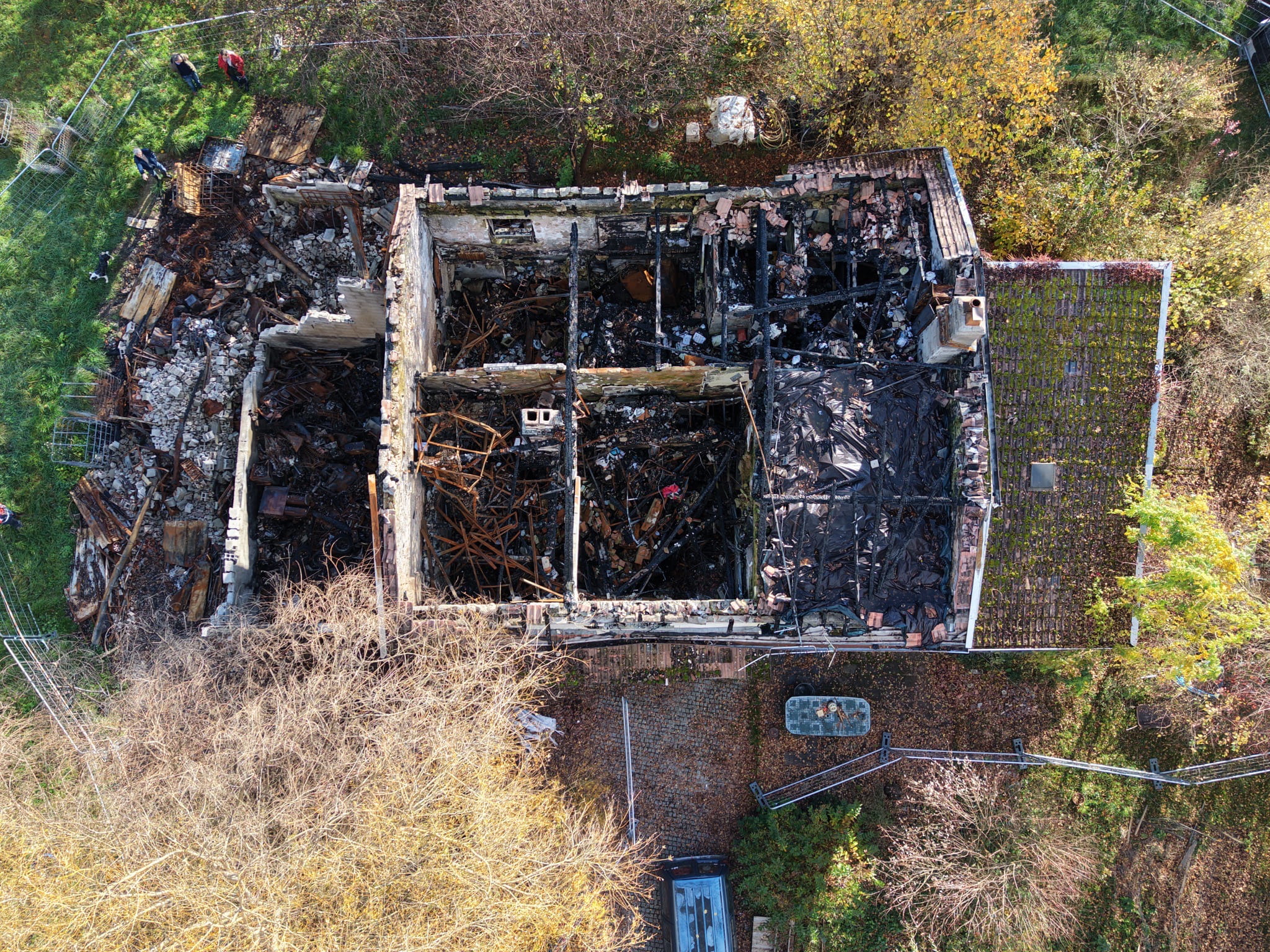 Vue aérienne par drone d’un bâtiment après sinistre incendie montrant l’étendue des dégâts en toiture