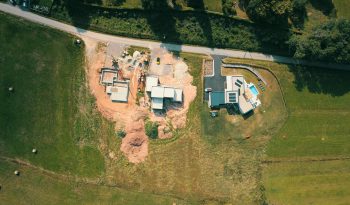 Vue en hauteur des deux maisons individuelles en construction sur le chantier